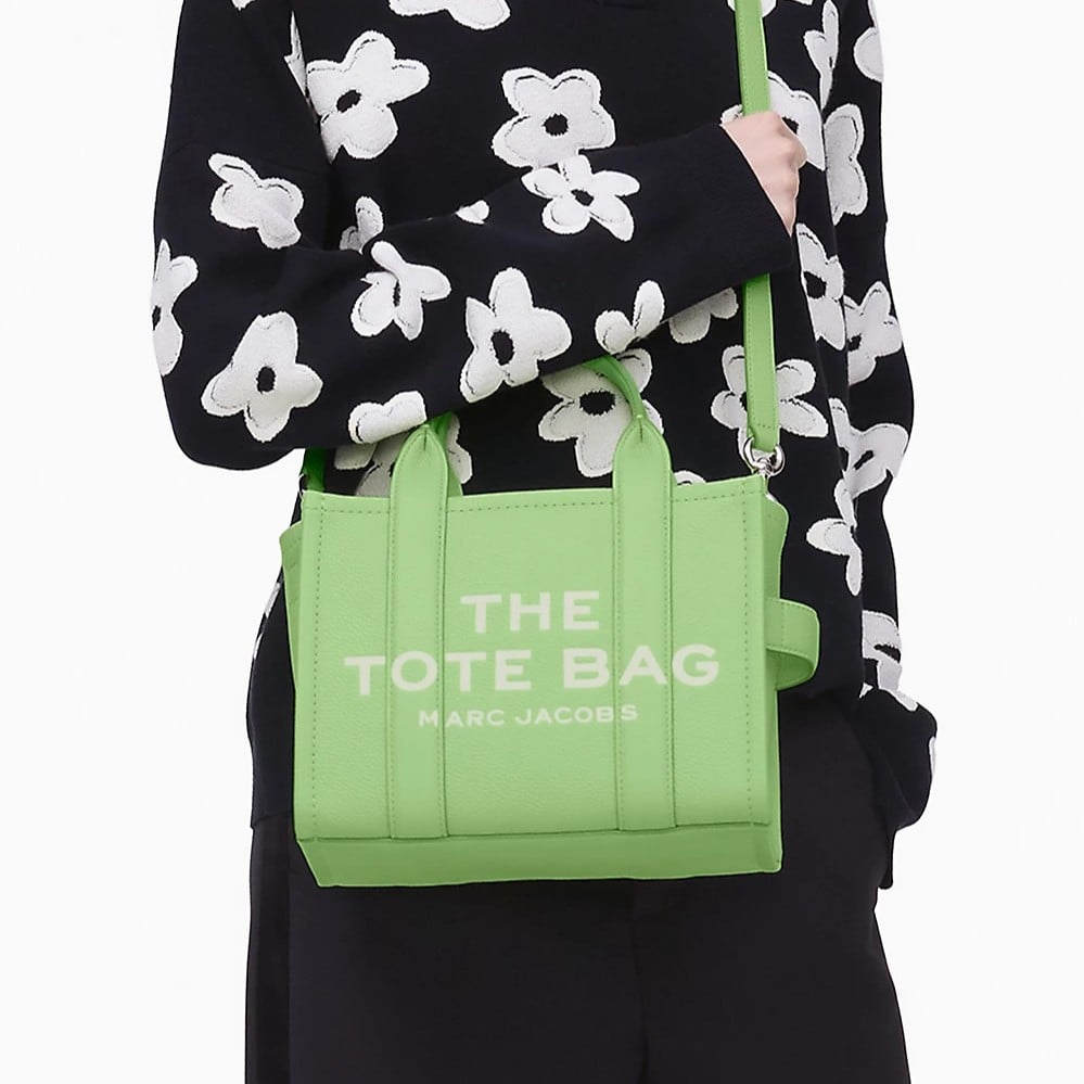 Image of a model with green Marc Jacobs tote bag